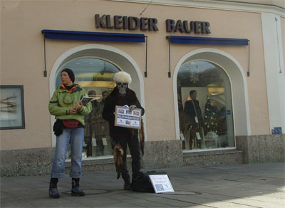 Kleider Bauer Demo Aktivisten