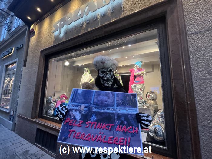 RespekTiere-Protest vor Sportalm in Salzburg