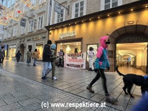 RespekTiere-AktivistInnen vor Sportalm in Salzburg