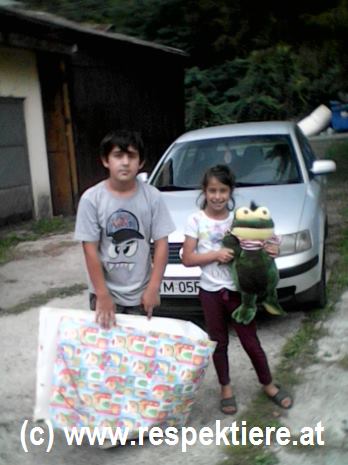 Kinder mit Geschenken in Nadrac
