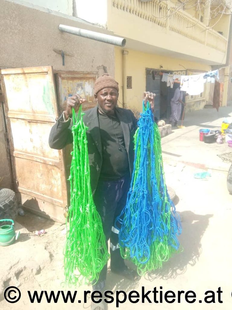 Halftermacher mit Halftern vor seiner Haustür in Nouakchott