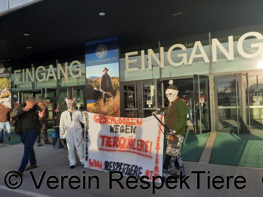 Aktivisten bei der Hohen Jagd-Messe in Salzburg