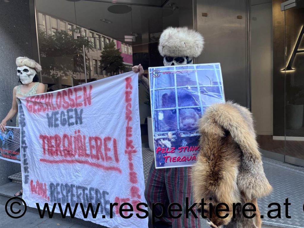 RespekTiere-Aktivisten mit Todesmaske vor Pelzgeschäft