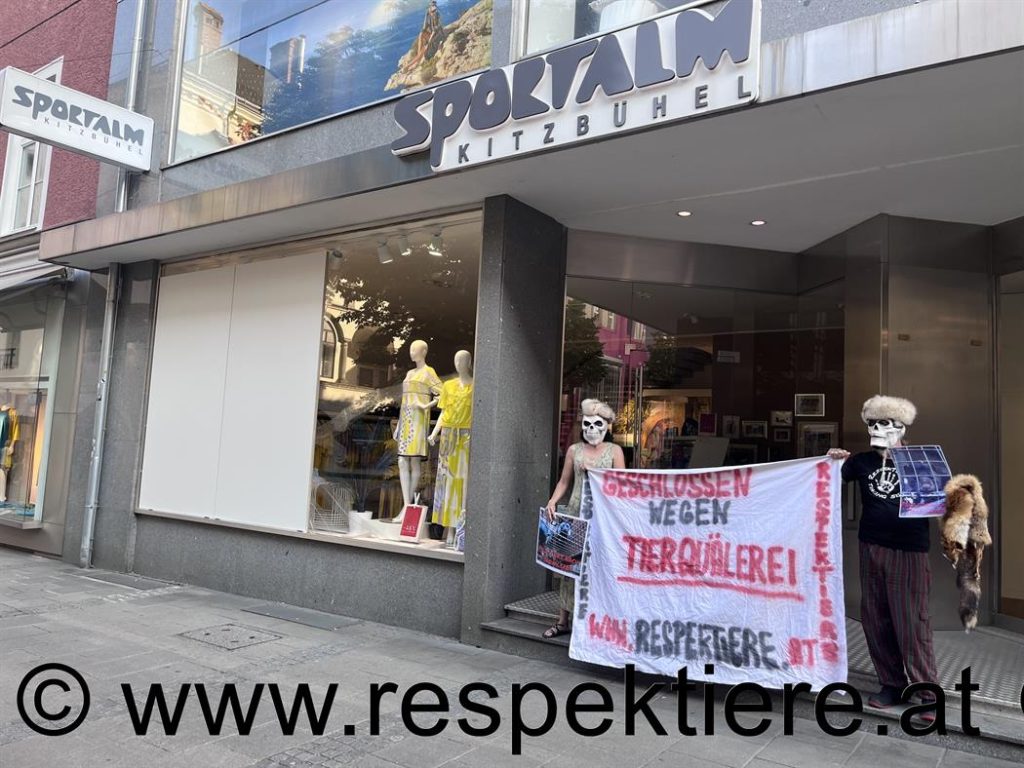 RespekTiere-Aktivisten mit Todesmaske vor Pelzgeschäft