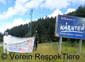 RespekTiere-Aktivisten protestieren in Wolfs- und Jägerverkleidung