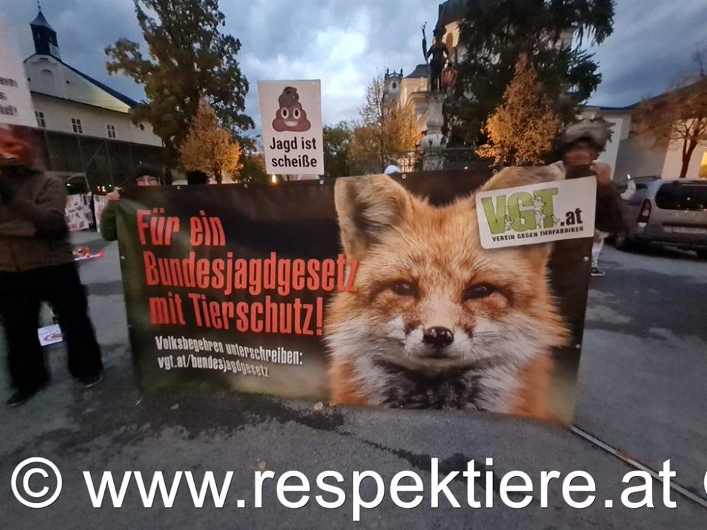 AktivistInnen spannen ein Transparent für ein einheitliches Jagdgesetz