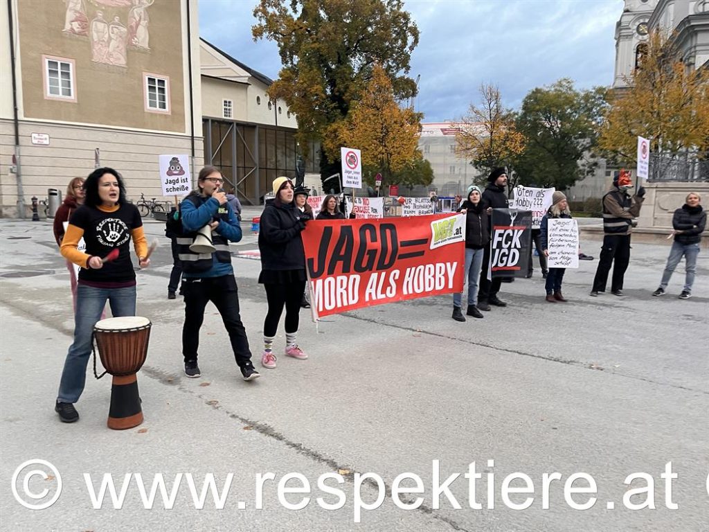 RespekTiere- und VGT-AktivistInnen bei der Hubertusmesse in Salzburg