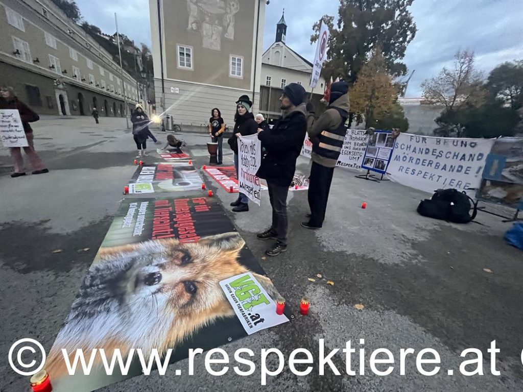 AktivistInnen spannen ein Transparent für ein einheitliches Jagdgesetz